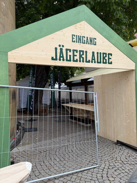 Eingang Jägerlaube noch im Aufbau vor dem Stuttgarter Weindorf