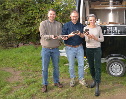Thomas Schäfer, Juliette Descharmes und Dominik Güneri mit Trüffelhündin Giuli und frischen Trüffeln auf der Trüffelfläche im Enzkreis