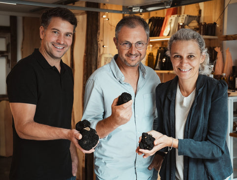 Die Gründer von Cher Pierre in der Trüffelgarage mit einer Schale frisch geernteter Trüffel