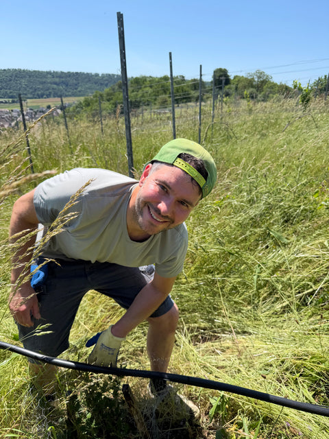 Thomas Schäfer, Agrarwirt, Teammitglied Cher Pierre, bei der Bewässerungsanlage auf der Trüffelplantage mit jungen Trüffelbäumen