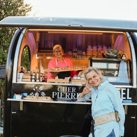 Juliette und Daniela vom Cher Pierre Team beim RIZZI Verkaufswagen auf den Trüffelflächen im Enzkreis mit frischen Trüffelbutterbaguette