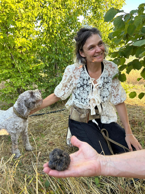 Juliette Descharmes mit Trüffelhündin Giuli und frisch gefundenem Trüffel auf der Trüffelfläche im Enzkreis