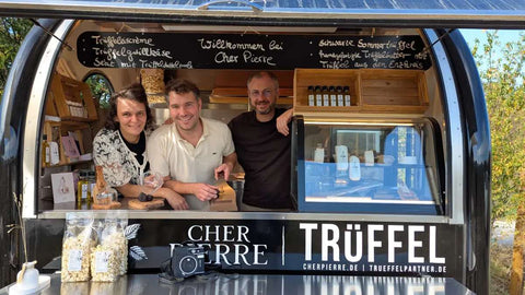 Juliette Descharmes, Thomas Schäfer und Dominik Güneri im CHER-PIERRE-Foodtruck – Foto: Petra Xayaphoum / Stuttgarter Zeitung