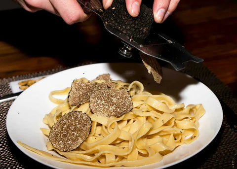 Frische Trüffel werden über Pasta gehobelt – Trüffel Rezept mit Burgundertrüffel