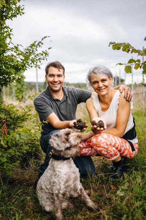 Juliette und Thomas von Cher Pierre mit Trüffelhündin Giulietta im Trüffelanbau im Enzkreis