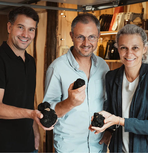 Die Gründer Thomas, Dominik und Juliette von Cher Pierre mit frisch geernteten schwarzen Trüffeln, in der Trüffelgarage
